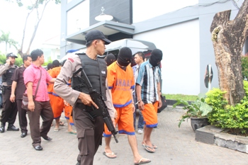 Bersenjata-lengkap-personel-Polda-Jatim-mengawal-penyerahan-27-tersangka-pembunuhan-Salim-Kancil-di-Kejari-Surabaya-Kamis-(21/1).-[abednego/bhirawa].