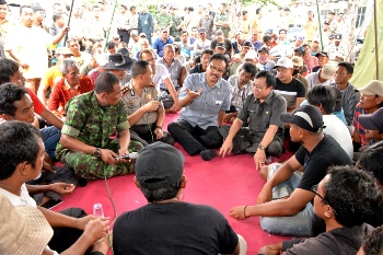 Wagub Jatim Drs H Saifullah Yusuf didampingi Pj Wali Kota Surabaya Nurwiyatno berdialog dengan para pengungsi eks anggota Gafatar di Gedung Transito, Margorejo Surabaya.