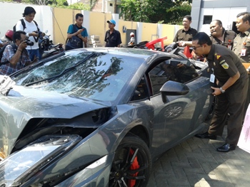 Kajari-Surabaya-Didik-Farkhan-Alisyahdi-saat-memeriksa-barang-bukti-mobil-Lamborghini-Gallardi-milik-tersangka-Wiyang-Lautner.-[abednego/bhirawa].