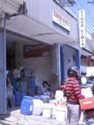 Salah satu toko penjual bahan kimia di Jalan Tidar dibanjiri pembeli, Senin (4/1) kemarin. [Gegeh Bagus/bhirawa] 