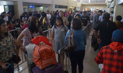 Hari terakhir libur Natal dan Tahun Baru 2016, Bandara Internasional Juanda dipadati calon penumpang yang akan kembali ke kampung halamannya, Minggu (3/1) siang.