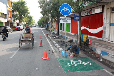 Sebuah jalur khusus sepeda pancal di sepanjang Jl Wachid Hasyim Kota Pasuruan bakal diterapkan awal tahun ini, Minggu (3/1). 