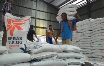 Stock beras Bulog yang disiapkan untuk beras sejahterah bagi warga miskin Kota Mojokerto.n [kariyadi/bhirawa]
