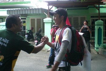 Penderita HIV/AIDS asal Jakarta keliling Indonesia mampir ke KPA Sidoarjo, kemarin. [alikusyanto/bhirawa]