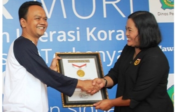 Ketua DPRD Sullamul Hadi Nurmawan menerima penghargaan Rekor MURI dari Manajer MURI, Sri Widayati. [achmad suprayogi/bhirawa]