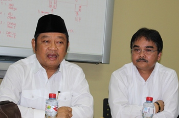 Bupati Sidoarjo terpilih Saiful Ilah dan Dirut Lapindo Brantas, Tri Setya Sutisna saat konferensi pers. [achmad suprayogi/bhirawa]