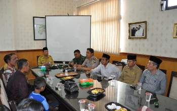 Wali Kota Mojokerto Mas'ud Yunus (tengah kiri) memimpin Rakor penanganan eks Gafatar di kantornya, Selasa (26/1) kemarin. [kariyadi/bhirawa] 