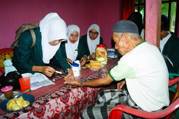 Mahasiswa melakukan pemeriksaan pada masyarakat yang memanfaatkan Program Kekaryaan Masyarakat Desa (PKMD) para mahasiswa. [rokim/bhirawa]