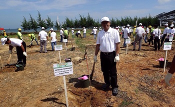 General Manager PT Holcim Indonesia Tbk, Ari Suswanto melakukan penanaman pohon bersama stakeholder dan karyawan PT Holcim Indonesia Tbk Pabrik Tuban.