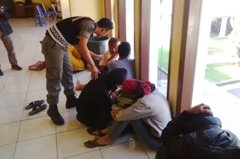 Pasangan muda-mudi yang tertangkap dalam razia di Hotel dan Kos-kosan saat diperiksa di Kantor Satpol PP Tuban. (khoirul Huda/bhirawa)
