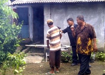 Warga Desa Cerme dilatih menggunakan alat fogging oleh petugas Dinas Kesehatan Pemkab Nganjuk.(ristika/bhirawa]