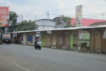 Kios-kios TPS yang berderet di sekitar Pasar Ngemplak segera dilelang dan dibersihkan oleh Pemkab Tulungagung.
