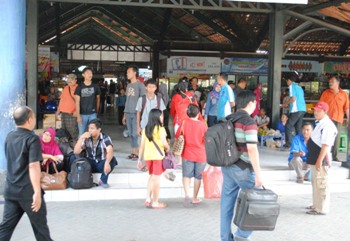 Suasana aktifitas penumpang padati terminal rajekwesi saat arus balik liburan panjang.