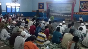 Penceramah agama, Ustadz Rifan Junaidi saat memberikan siraman rohani kepada ratusan warga binaan penghuni Rutan Situbondo pada acara maulid nabi, kemarin lusa. [sawawi/bhirawa]
