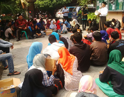 Ratusan Mahasiswa STAIN Kediri Saat Dialog Dengan Ketua STAIN Kediri Nur Khamid