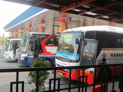 Tarif bus umum di Terminal Gayatri Kota Tulungagung tak mengalami penurunan seperti harga BBM yang berlaku mulai kemarin.