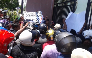 Puluhan aktivis anti korupsi Situbondo, saat melakukan orasi dan demo dihalaman kantor Kejari Situbondo, kemarin. [sawawi/bhirawa].
