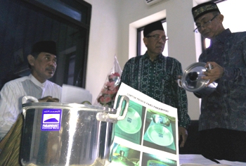 Ormas Islam di Kota Pasuruan saat melaporkan penistaan agama serta menunjukkan barang bukti berupa panci bertuliskan lafadz arab saat dibawa ke Mapolres Pasuruan Kota, Sabtu (23/1) siang. [hilmy husain/bhirawa]