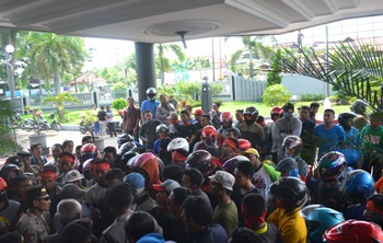 Susilo Murti, Kabag Umum DPRD saat menjelaskan para pendemo di depan kantor DPRD Tuban. (Khoirul Huda/bhirawa)