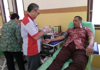 H. Qomarrudin, S.Ag Kepala MTs Negeri Tuban saat melakukan dornor darah di Kantor PMI Tuban. (khoirul Huda/bhirawa)