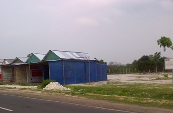 Maraknya Pedagang Kaki Lima (PKL) di res area Suramadu sisi Madura menjadi perhatian yang sangat serius Pemkab Bangkalan. Selain meningkat, para PKL tersebut saat ini banyak yang mendirikan kios tempat berjualan di atas tanah Percaton. [mahali/bhirawa]