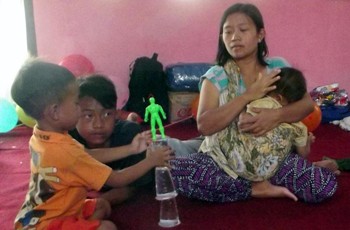 Deftan, Tristan dan Lendi bersama ibunya Sutini yang pasrah dengan masa depan mereka pasca kepulangan mereka dari Kalimantan.(ristika/bhirawa)