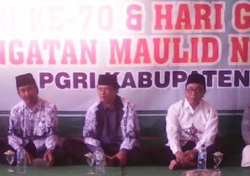 Sekda Syaifullah bersama jajaran pengurus PGRI Kabupaten Situbondo saat mengikuti acara Maulid Nabi di kantor PGRI setempat. [sawawi/bhirawa].