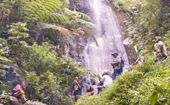 Air Terjun Parijoto. Lokasi wisata ini berada di Kecamatan Mojo, tepatnya berada di perbatasan antara Desa Pamongan dan Desa Blimbing.