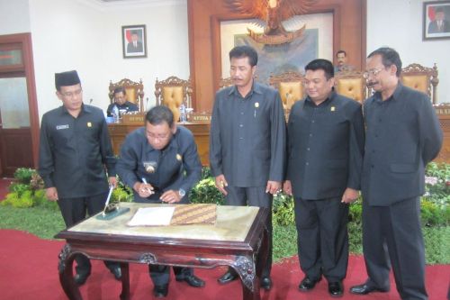 Bupati Syahri Mulyo menandatangani berita acara penetapan APBD 2016 dalam rapat paripurna dan disaksikan semua pimpinan DPRD Tulungagung, Senin (30/11).