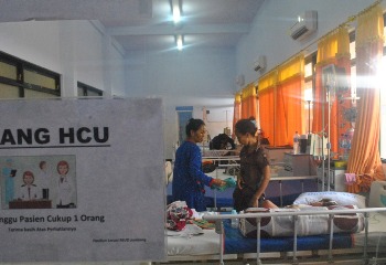 Pasien DBD mendapatkan perawatan di salah satu ruangan HCU pavilium Seruni RSUD Jombang terlihat masih membludak. [ramadlan/bhirawa] 