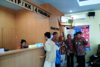 Pj Bupati Mojokerto, M Ardi Prasetiawan melihat langsung pelayanan  di Kantor Dispendukcapil, Rabu (6/1) kemarin. [kariyadi/bhirawa]