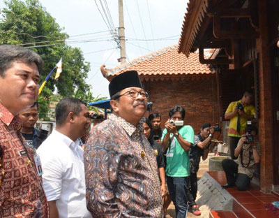 Gubernur Jatim Dr H Soekarwo mengunjungi Kampung Mojopahit di Desa Bejijong, Kecamatan Trowulan, Mojokerto, Rabu (6/1) kemarin. 