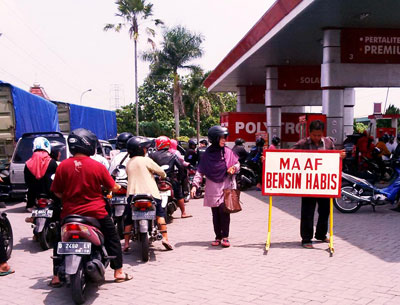 Antrean panjang di salah satu SPBU di Kota Kediri, Rabu (6/1). Pasca harga BBM turun, terjadi kelangkaan BBM jenis premium di daerah ini.