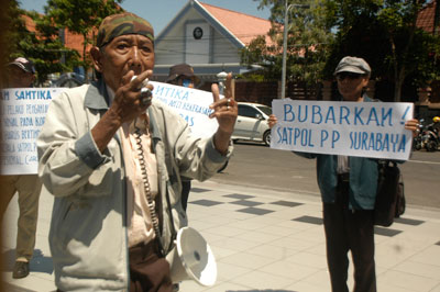 Sejumlah warga yang mengatasnamakan Solidaritas Aktivis Anti Kekerasan (Santika) berunjuk rasa di Balai Kota Surabaya, Kamis (7/1).  Mereka memprotes arogansi oknum Satuan Polisi Pamong Praja (Satpol PP) Surabaya yang diduga memukul anak jalanan, Fathur Rohman.