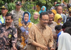Wagub Jatim H Saifullah Jusup (tengah) didampingi Pj Bupati Malang Hadi Presetyo saat menghadiri Pencanangan Kampung KB, di Dusun Lowokpepen, Kec Kepanjen, Kab Malang.