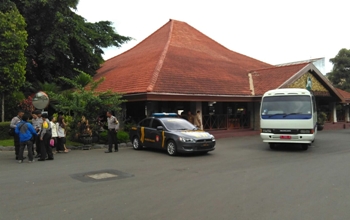 Bus milik Pemkab Malang (kanan) disiapkan untuk mengangkut mantan anggota Gafatar asal Kab Malang 