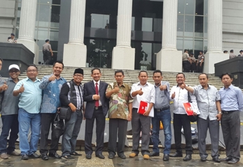 Tim kuasa hukum dam tim kemenangan paslon Nomor Urut 1 H Rendra Kresna-HM Sanusi, saat berada di gedung MK di Jakarta.