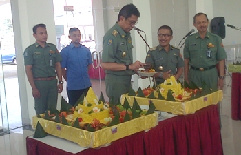 Walikota menyerahkan potongan tumpeng kepada staf BKD menandai peresmian Block Office (supriyanto/bhirawa)