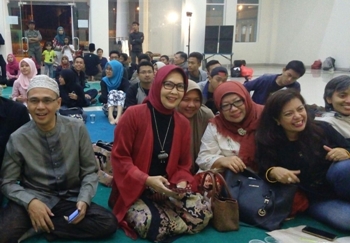 Istri Walikota Batu Dewanti Rumpoko berbaur bersama komunitas Gus Durian dalam Haul ke 6 KH Abdurrahman Wahid yang diselenggarakan di hall Pancasila Block Office Kota Batu (supriyanto/bhirawa)