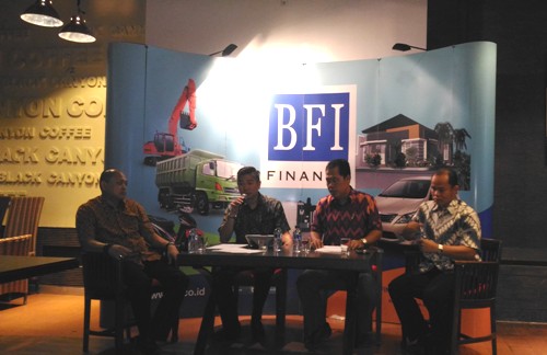  Customer-Director-BFI-Finance-Indonesia-Sutadi-[dua-dari-kiri]. [m ali/bhirawa]