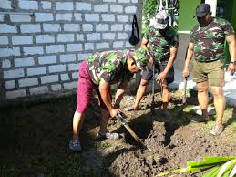 Sanitasi Lingkungan, Koramil Benowo Kerahkan Babinsa Bangun Jamban Untuk Warga.