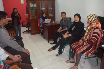 Didampingi Nunuk Faiziyah dari KPR, Ibu kandung Ficky Arfindo saat melakukan pertemuan dengan Kasat Reskrim, oknum Polisi “NH” di di salah satu ruangan opsnal Satreskrim. (khoirul Huda/bhirawa)