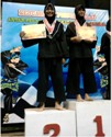 Penyerahan medali dan piagam juara kejurkab pencak silat antar pelajar di GOR Tawangalun Banyuwangi [nurhadi/bhirawa]