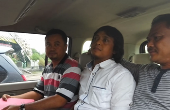 Anggota Satreskrim Polres Tuban saat mengamankan ER (Baju putih tenhaj) yang mengaku sebagai wartawan dari media mingguan Surya Indonesia (SI). (Khoirul Huda/bhirawa)