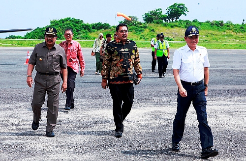Gubernur Jatim Dr H Soekarwo bersama Menhub Ignasius Jonan meninjau runway sebelum meresmikan Bandara Harun Tohir di Kepulauan Bawean Kabupaten Gresik, Sabtu (30/1).