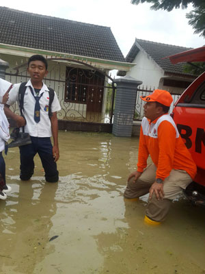 Sekretaris BPBD Tuban Joko Ludiyono saat menyisir lokasi banjir di Parengan Tuban, Selasa (9/2). [khoirul huda]