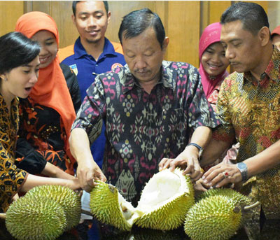 Sekda Kab Kediri Supoyo Saat Mencicipi Durian Medowo