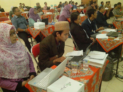 Bimtek UNBK di SMKN 1 Surabaya diikuti oleh 40 sekolah yang baru mendaftar sebagai penyelenggara UN semi online itu, Selasa (9/2). [adit hananta utama]