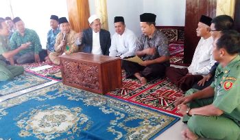Pengasuh Pondok Kahuripan Asy Syirot bersama pengikutnya bersyahadat di hadapan Ketua MUI Jombang. Persyahadatan ini dilakukan di masjid Syrotol Mustakim Karangpakis Kecamatan Kabuh. [ramadlan/bhirawa]