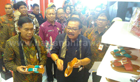 Gubernur Jatim Dr H Soekarwo bersama Dirut Bank Jatim R Soeroso saat meninjau hasil produksi UMKM dalam kegiatan Bank dan UMKM Expo di Grand City Surabaya, Kamis (11/2).